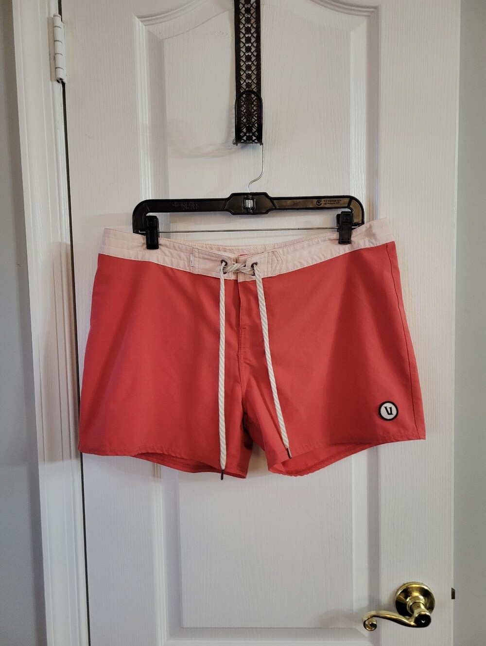 Vuori Men's Daily Boardshorts 5" Coral And White Size Large Unlined Swim Trunks